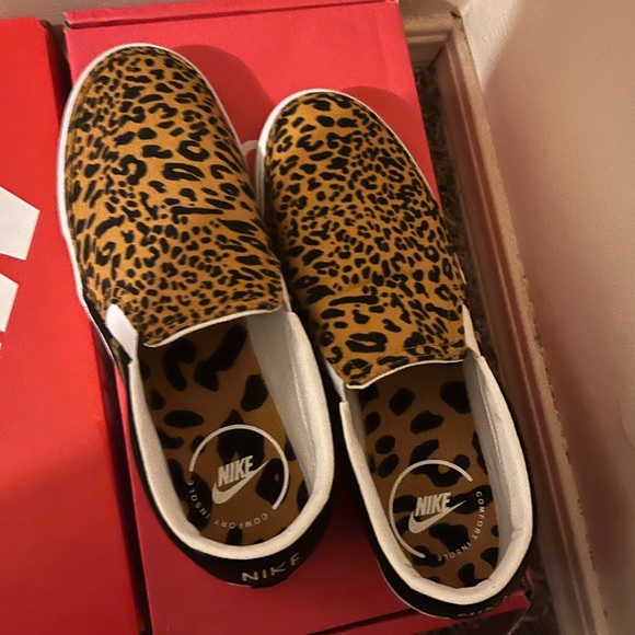 Women Nike Shoes Only Worn Once! - Picture 1 of 2